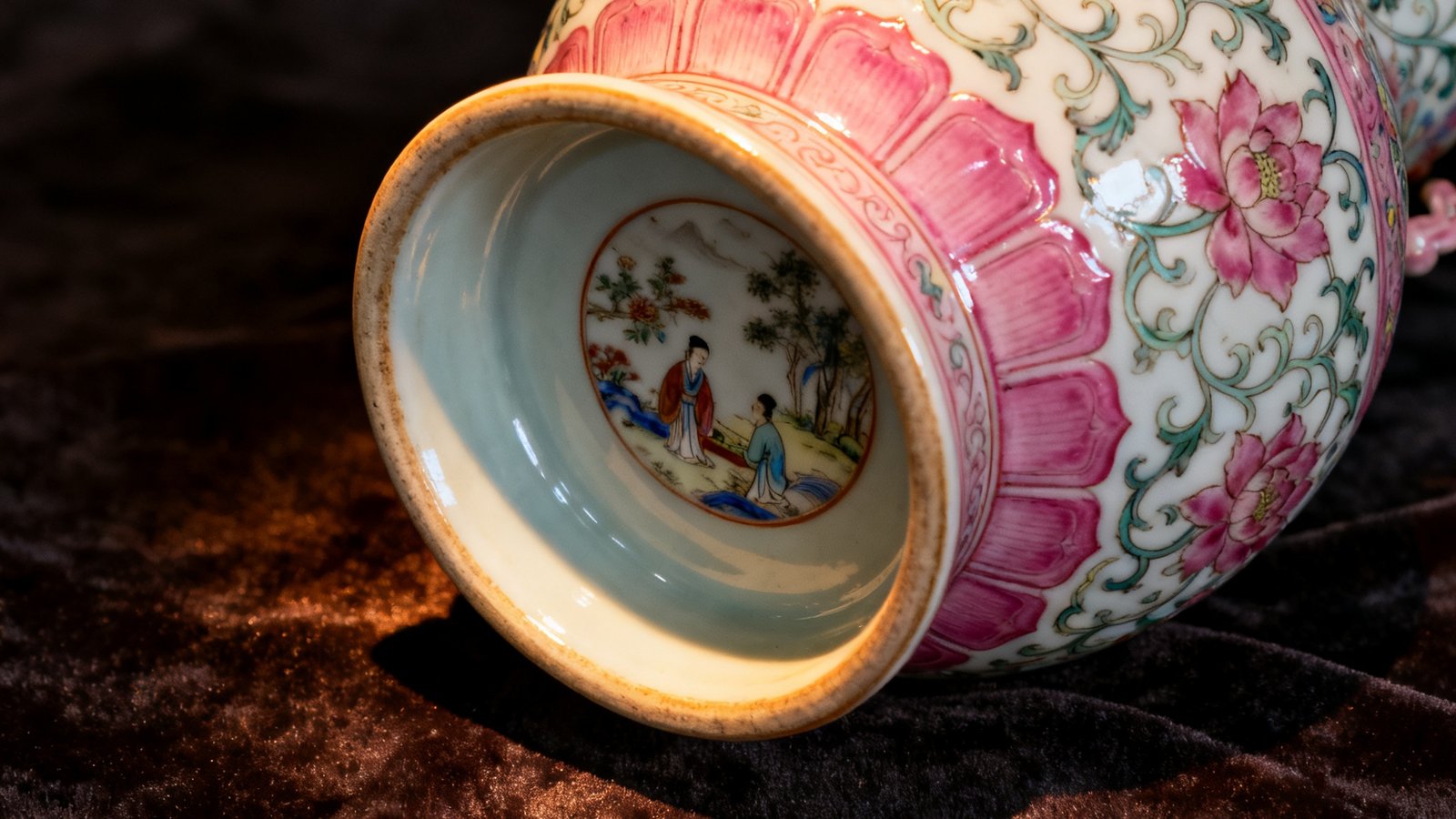 清乾隆粉彩转心瓶特写，瓶身绘缠枝莲纹，内胆可旋转展示不同画面，釉色莹润，为乾隆御窑巅峰之作，2024年经VIP优惠申请大厅协助会员购得